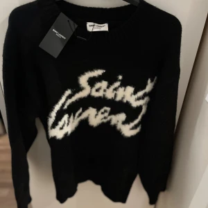 Saint Laurent - En riktigt snygg tröja från Saint Laurent i helt nytt skick, den är helt oanvänd och passar bra. Om ni har frågor så är det bara att skicka DM!  Notera att den är lite luftig för att vara storlek S!!!