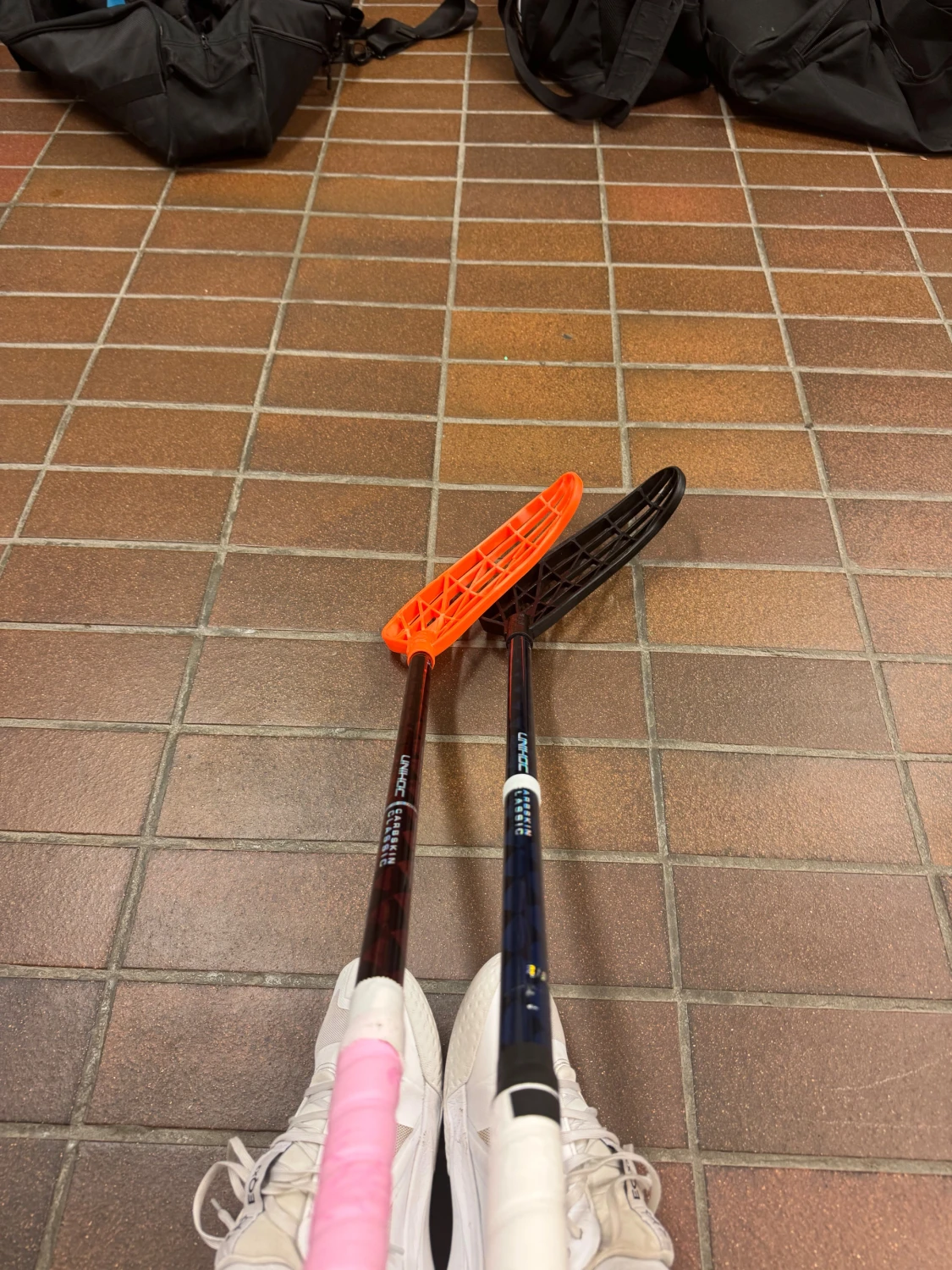 Två styckna carvskin, den till vänster är 29 flex och dem amdra är. 26 flex den röda är 92 cm och den blå 93