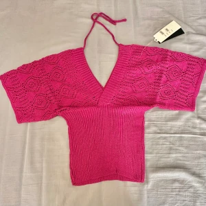 Stickad rosa croppad blus med knyt - New 