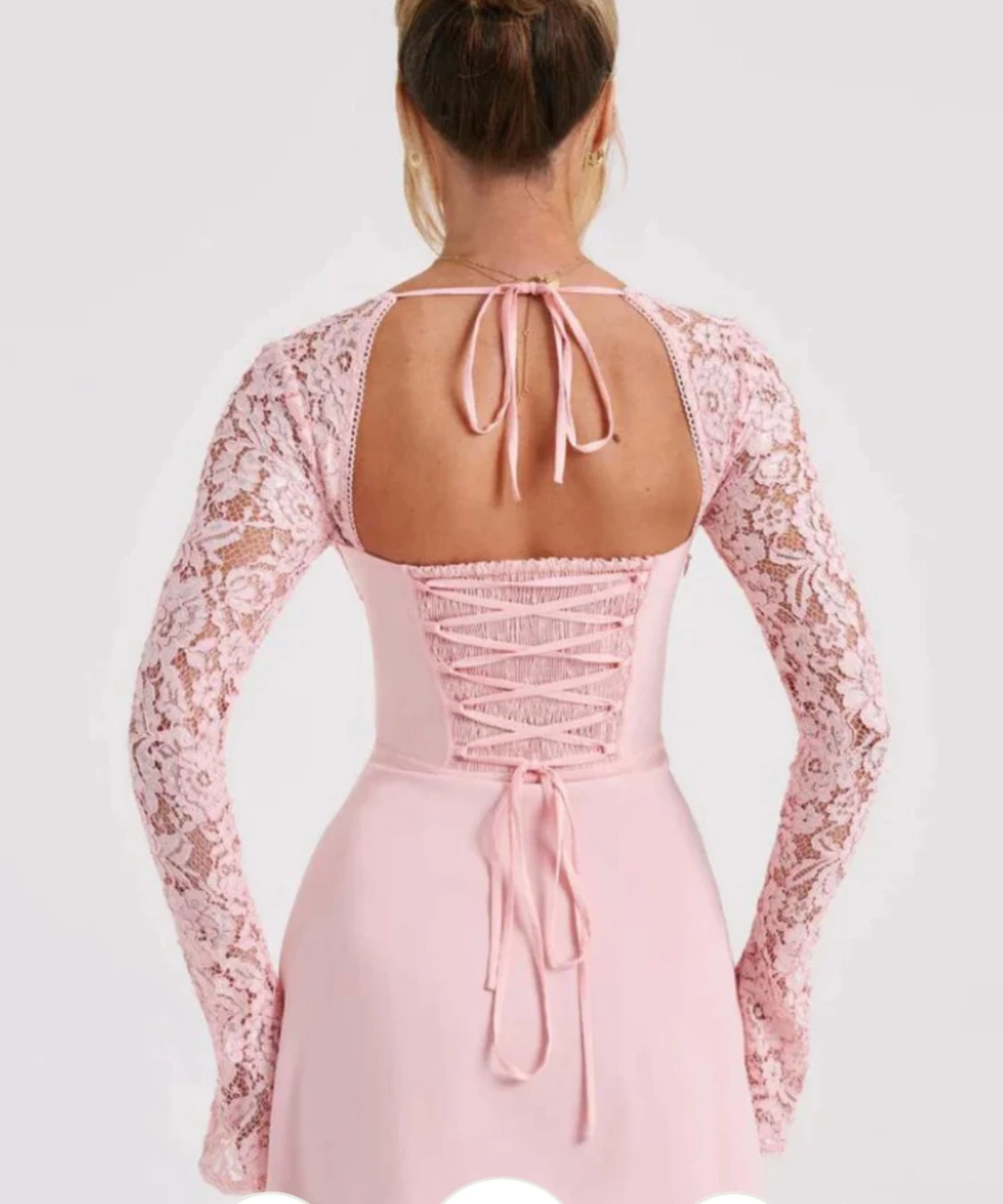 Rosa spetsklänning med snörning