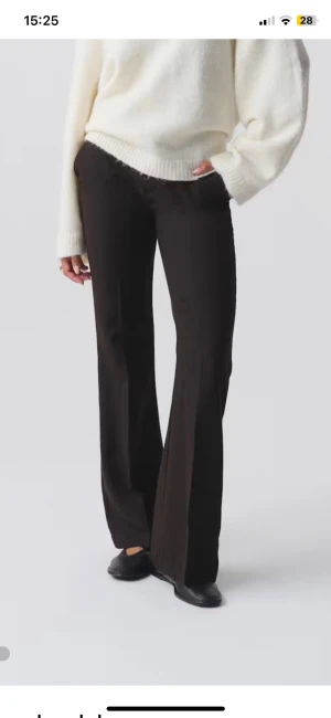 Bruna kostymbyxor  - Jätte fina bruna kostymbyxor ifrån Gina tricot helt nya utan prislapp! Köpte för 399kr. Storlek S/M 