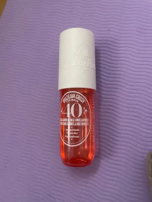 Brazilian Crush Cheirosa 40 Mist - Perfume mist med Black Amber Plum och Vanilla Woods. Fräsch och trendig doft i en snygg flaska, perfekt för dig som vill sticka ut och känna dig extra. Sprayformat för enkel användning.