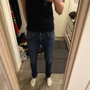 REPLAY GROVER - Ett par mörk blå jeans i storlek 34,34. Passar bra på mig som vanligtvis har ≈32 i midja då de har lite tightare fit. Jeansen är välanvända men har fortfarande mycket att ge. Bara att höra av er om ni har frågor. Nypris ungefär 1600kr, säljs för 499kr.