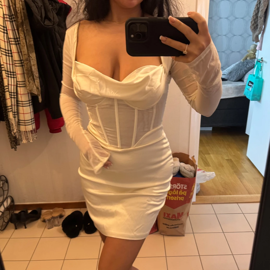 Vit kort klänning med meshärmar - 1