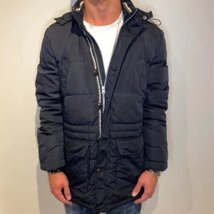 Vinterjacka East West - Snygg och tjock Jacka perfekt för vintern | Strl - S (fits M) | Skick - 10/10 | Nypris - ca 2699 | Vid minsta lilla fundering är det bara att skriva!