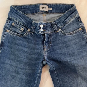 Lågmidjade jeans med hål - Superfina från lager 157. Innerbenslängden: 82 midja: 32   gren: 17 