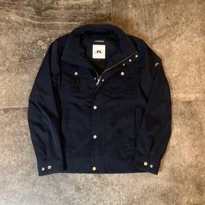 J. Lindeberg Feild Jacka  - Tvär skön feildjacket från j. lindeberg👏 Storlek M och i 10/10 skick🫡