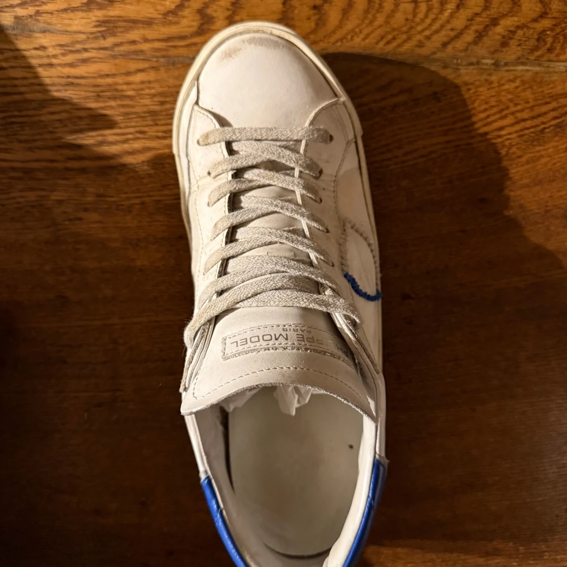 Philippe Model vita sneakers med blå detalj - 2