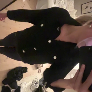 Jacka/kofta från Zara - Fin jacka från Zara med fina stenar som knappar (går även att använda den som en kofta) Använd 1 gång 