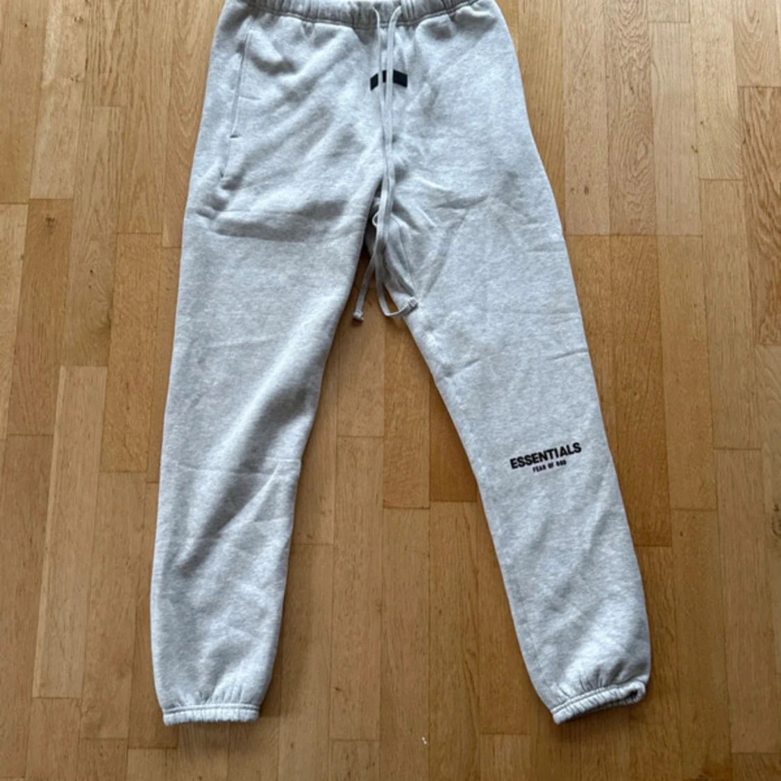 Grå Essentials hoodie från Fear of God - 2