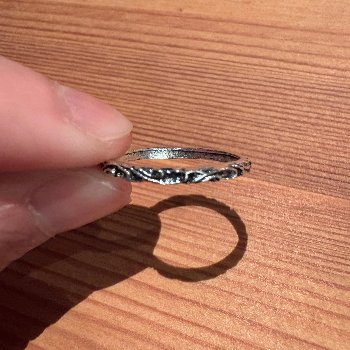 Tunn silverring med snirkligt mönster