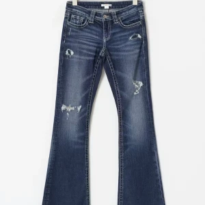 Blå bootcut jeans med slitningar - Kan byta mot en mindre storlek 158 eller storlek S. Har kvar lapparna till byxorna. Annars kan vi diskutera pris om du vill köpa:)