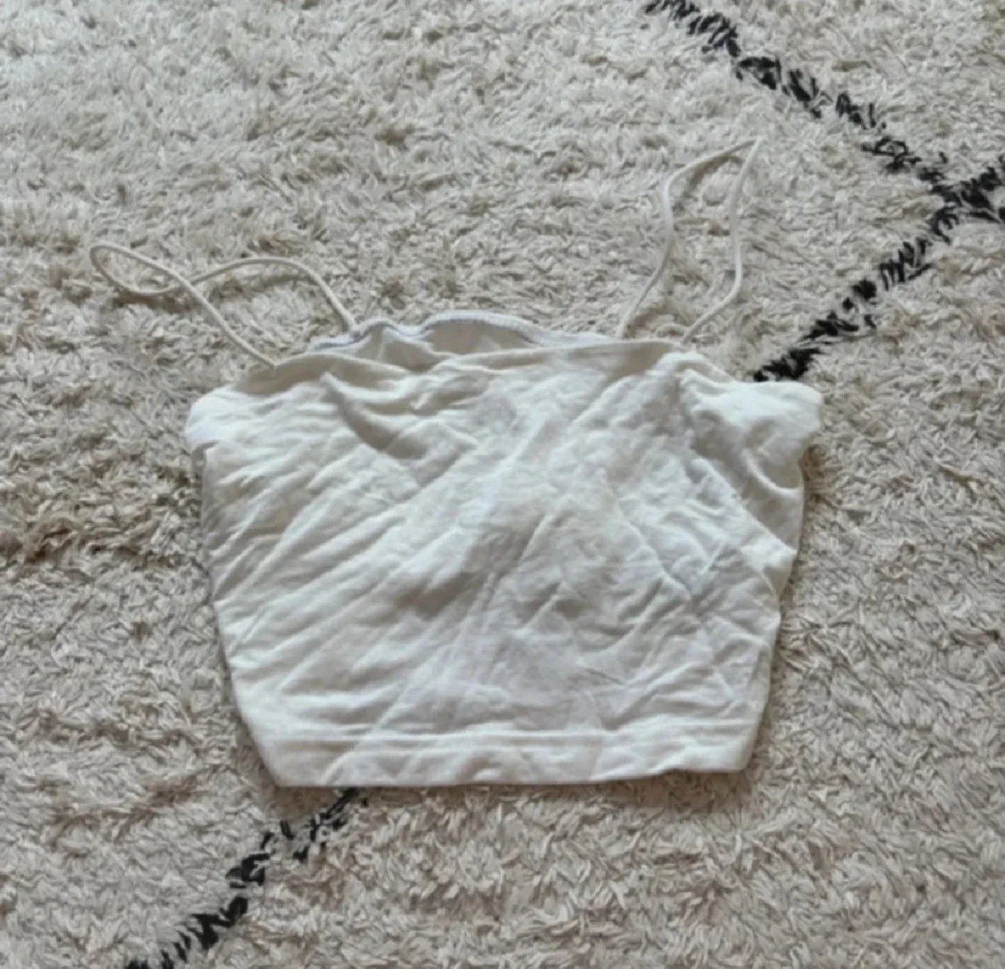 Vit croppad linnetopp med smala band - 2