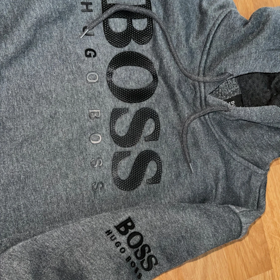Grå hoodie från Hugo Boss med logga - 1