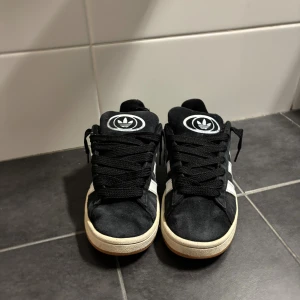 Adidas campus 00s - Hej jag säljer mina campus 00s då dem inte kommer till användning längre. Den är i bra skick men har några skavanker som ni ser på bilderna. Skicka om ni har frågor. Box ingår