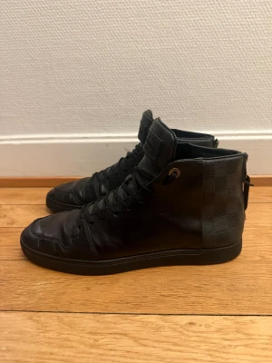 Louis Vuitton sneakers  - Säljer nu dessa fina Louis Vuitton skor | Fint skick | Storlek 41 | Givetvis äkta | Hör gärna av er vid frågor eller funderingar 