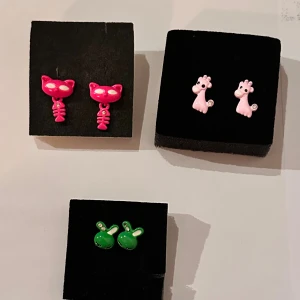 Örhängen - 3 par örhängen,  - grön hare  - rosa katt - rosa giraff  Aldrig använda!💕