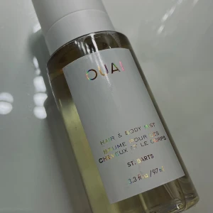 OUAI St. Barts Hair & Body Mist - Fräsch mist för både hår och kropp, perfekt för dig som vill ha en enkel och stilren produkt. Volym: 97 ml. St. Barts edition ger en exklusiv känsla till din rutin.