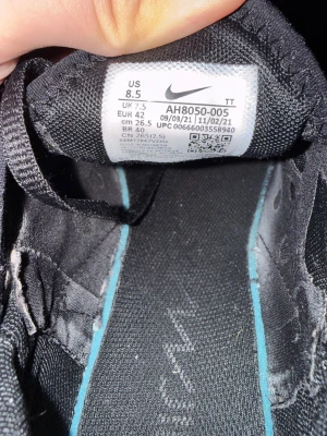 Nike Air Max 270 svarta sneakers - Svarta Nike Air Max 270 sneakers med ventilerande mesh-ovandel och synlig Air-enhet i hälen. Snygg sportig design med snörning och rund tå. Perfekt för dig som gillar streetstyle och vill ha bekväma skor med grym dämpning.