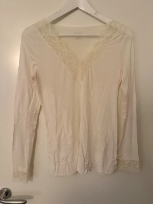 intimissimi tröja  - jättefin intimissimi tröja i nyskick, använd ca 3 gånger. storlek M