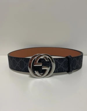 Gucci Bälte - Säljer ett helt nytt bälte, aldrig använd. Storlek 110. Skriv gärna vid fler frågor. Postar inom 24h efter betalning. (Alla bilder är tagna av mig)