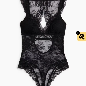 Svart spets body från HM - Helt ny oanvänd body med lappen kvar från HM. Sjukt snygg till kostymbyxor eller jeans, perfekt till lite festligare tillställningar💕 slutsåld i xs