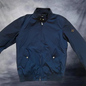 J.Lindeberg Jacka - Tjena! Säljer denna goa Jacka från J.Lindeberg✔️ Storlek M✔️ Skriv vid minsta fundering✔️