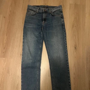 Nudie Gritty Jackson - Nudie gritty Jackson. Nästan helt nya, bara använt några gånger. Är 31/32 men sitter som 30/32