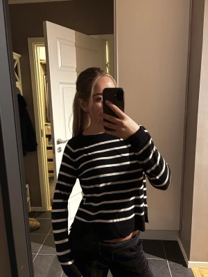 Zara tröja!  - Säljer en svart långärmad tröja med vita horisontella ränder. 