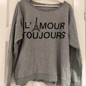 Tröja med tryck på - Grå tröja från H&M med trycket ”Lamour Toujours” på. Storlek L🩷 Klippt bort lapparna i nacken men gott skick!
