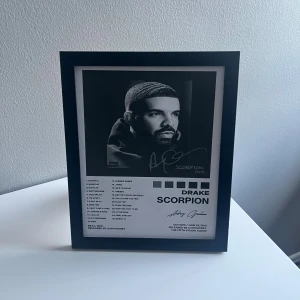 Drake - Scorpion - Drake -  tavla. Storlek 20x25. Finns att hämta i Östersund🤗 Ram ingår alltid✅