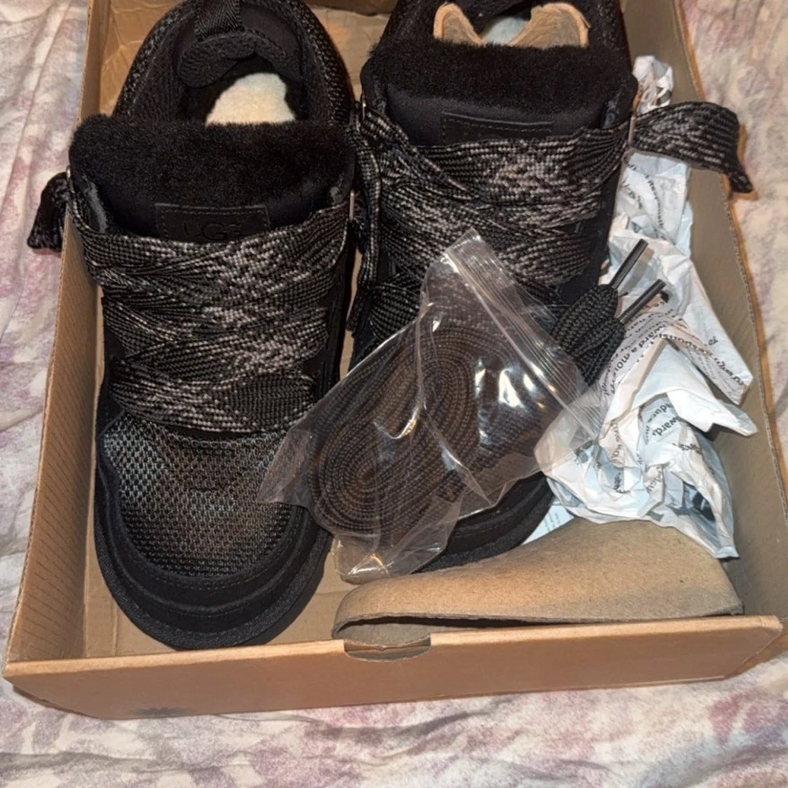 Svarta UGG boots med mönstrade snören - 1