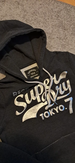 Superdry hoodie - Sjukt snygg superdry hoodie med perfekt passform | Storlek EU 40 men som S/XS