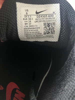 Nike Air Max Plus röd/svart US 6 - Nike Air Max Plus sneakers. Använda 2 ggr 