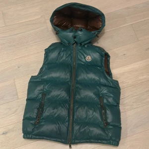 Moncler väst - Moncler väst med avtagbar luva, storlek 3
