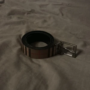 Rutig Burberry bälte med metallspänne - Riktigt snyggt bälte skick 9/10 köpt för 4500 