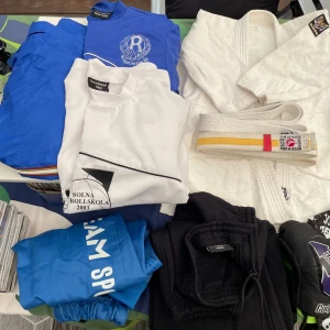 Diverse sportkläder barn stl 120-150 - Ett antal sportkläder för fotboll och ju-jutsu, för barn stl 120-150