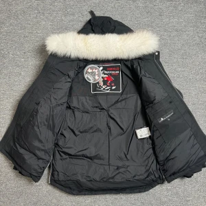 Svart Moose Knuckles med päls - Finns olika storleker pris kan diskuterasSäljer en svart dunjacka från Moose Knuckles med vit päls på huvan, flera fickor med dragkedja och snygga detaljer på ärmen. Jackan har broderad insida med hockeymotiv och logga, samt robust YKK-dragkedja. Perfekt för kalla dagar och riktigt stilren.