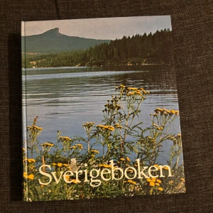 Sverigeboken - Upptäck Sveriges vackra natur, kultur och historia genom färgstarka bilder och intressanta texter. Perfekt för dig som vill utforska landet, lära dig mer om olika platser och få inspiration till resor och äventyr. 