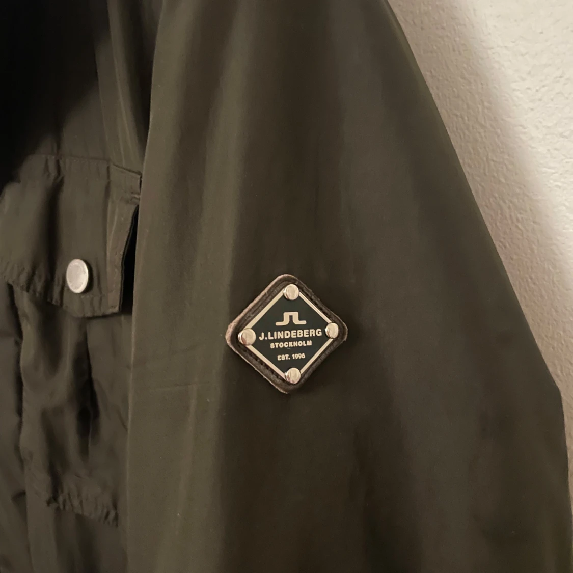 Olivgrön fieldjacket från J.Lindeberg - 1