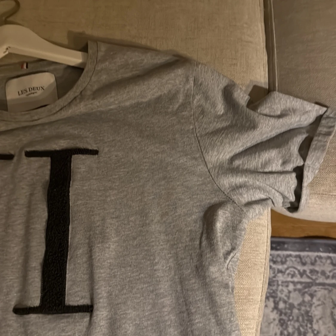 Grå t-shirt från Les Deux med tryck - 2