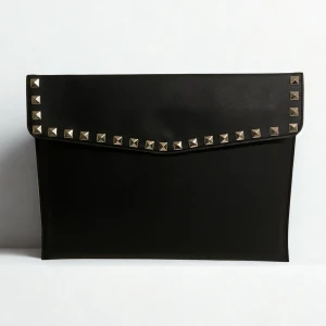 Datorfodral i skinnimitation med silvernitar  - NY PREMIUM KOLLEKTION🥂Ett stilrent datorfodral i skinn imitation tillverkad av veganskt läder. Datorfodralet är handgjort och egendesignat. Fodralet är tillverkat i ett vattentätt och skyddande material för att ge din dator ett säkert skydd mot stötar och fukt. Mått 34,5 x 25 cm och passar Chromebook och andra datorer i liknande storlek. Rymmer dator, anteckningsblock och laddare. Leverans 3-5 arbetsdagar! 📦