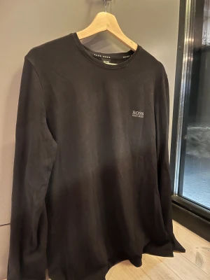 Svart långärmad tröja Hugo Boss strl S - Svart långärmad T-shirt från Hugo Boss i storlek S. Del av set 