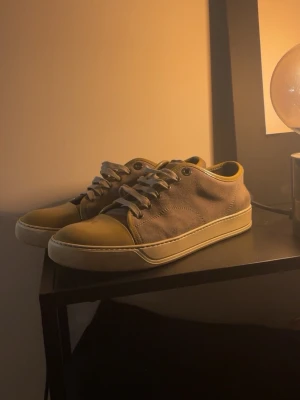 Lanvin sneakers i beige mocka - Lanvins storlek 42-43 sitter sort i storleken. Sparsamt använda och inga märkbara slitningar. Pris kan diskuteras!