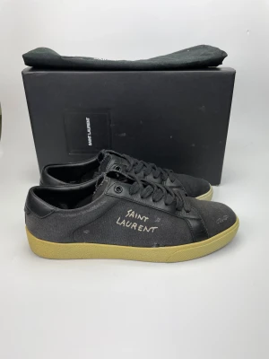 Saint Laurent skor  - December REA! Hej, säljer nu dessa svin snygga ysl skor. Skorna är i grymt skick! Begränsat antal boxar och dustbag. Hör av dig vid frågor. 