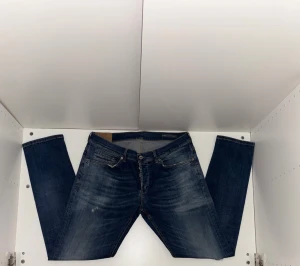 Dondup George  - Ett par lite schysstare dondup jeans med slitningar. Är inga defekter på jeansen då dom har används 1-2 gånger. Vid frågor och funderingar är det bara att skriva.