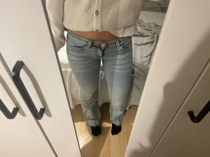 Weekday Cheap Monday low jeans - Jeansen är i bra skick och knappt använda. Säljs då de sitter för tajt på mig och är för små. Har klippt jeansen längst ner vid fötterna för de var för långa på mig som är 160 cm. Har även tagit bort lapparna som sitter bak på jeansen då jag tyckte de inte såg bra ut med grönt, men ingen skada på jeansen!