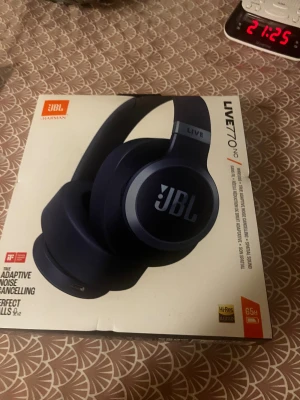JBL hörlurar Live 770nc - Säljer ett par JBL Live 770 trådlösa over-ear hörlurar i blått. Hörlurarna är helt oanvända och kommer i originalförpackning med kvitto som medföljer för garanti. Modellen erbjuder kraftfullt JBL-ljud, aktiv brusreducering och en bekväm passform som gör dem perfekta för musik, resor, träning eller studier. Batteriet räcker länge och de kopplas enkelt via Bluetooth. Ett toppval för dig som vill ha hög ljudkvalitet till ett bra pris. Vid intresse är det bara att höra av sig! Nypris 1690kr