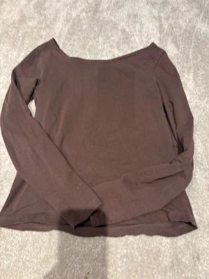 Brun långärmad topp från lager 157 - Säljer en enkel brun långärmad topp från lager 157 i storlek M, men skulle säga att den även passar som XS. Toppen har en rak och clean design med rund hals och är tillverkad i mjuk bomull med lite stretch för skön passform. Perfekt att styla med jeans eller kjol för en chill look.