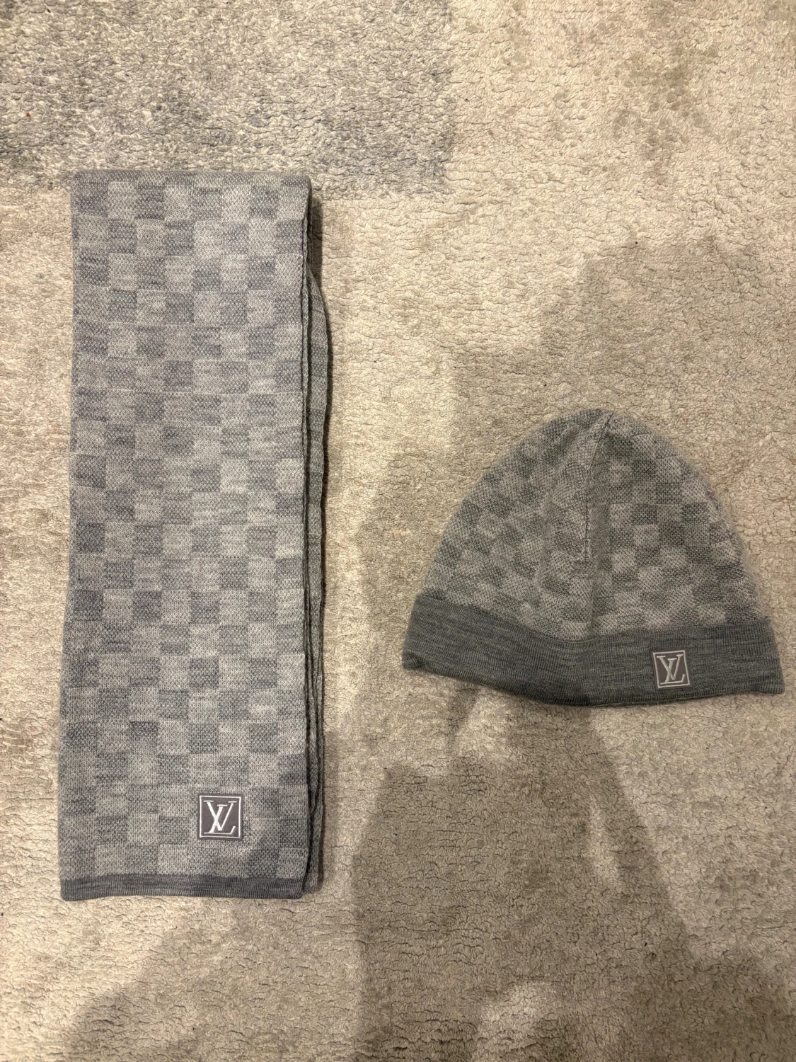 Louis Vuitton mössa och halsduk